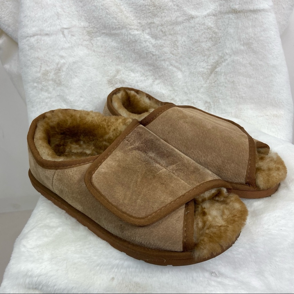 The Gentlemen's Adjustable tan suede Sheepskin Slippers. Size Large 9.5-10.5